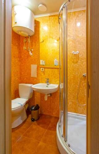 Мини-отель Seven Вишневое Трехместный номер с ванной комнатой-2